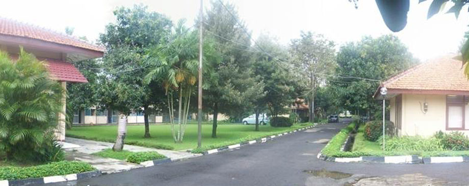 Kampus Mitra RIA Husada yang rindang
